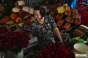 Ho Chi Minh City's Largest Flower Market Buzzes with Activity Ahead of October 20th - image 3