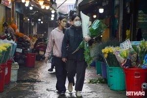 Ho Chi Minh City's Largest Flower Market Buzzes with Activity Ahead of October 20th - image 4