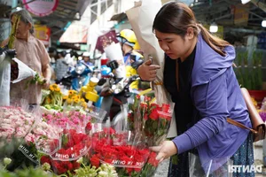 Ho Chi Minh City's Largest Flower Market Buzzes with Activity Ahead of October 20th - image 0
