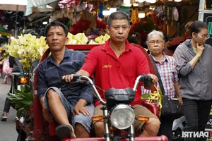 Ho Chi Minh City's Largest Flower Market Buzzes with Activity Ahead of October 20th - image 8