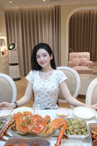 Chu Thanh Huyen Addresses Fan Concerns Over Bruises During Recent Livestream - image 2