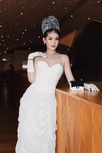 Le Au Ngan Anh’s Clever and Elegant Maternity Red Carpet Fashion - image 3
