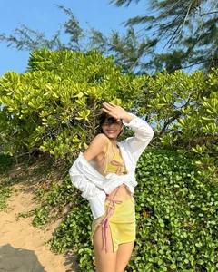 Vacation Style: A Look at Lisa’s Chic Holiday Wardrobe - image 3