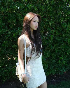 Vacation Style: A Look at Lisa’s Chic Holiday Wardrobe - image 2