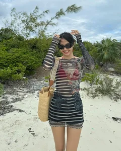 Vacation Style: A Look at Lisa’s Chic Holiday Wardrobe - image 9