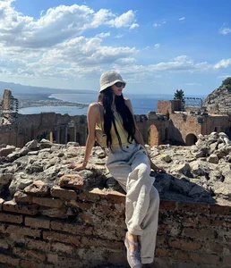 Vacation Style: A Look at Lisa’s Chic Holiday Wardrobe - image 11