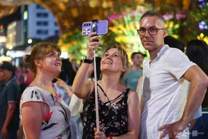 Massive Crowds Gather at Nguyen Hue Flower Street for Lunar New Year - image 7