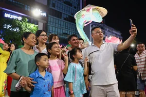 Massive Crowds Gather at Nguyen Hue Flower Street for Lunar New Year - image 1