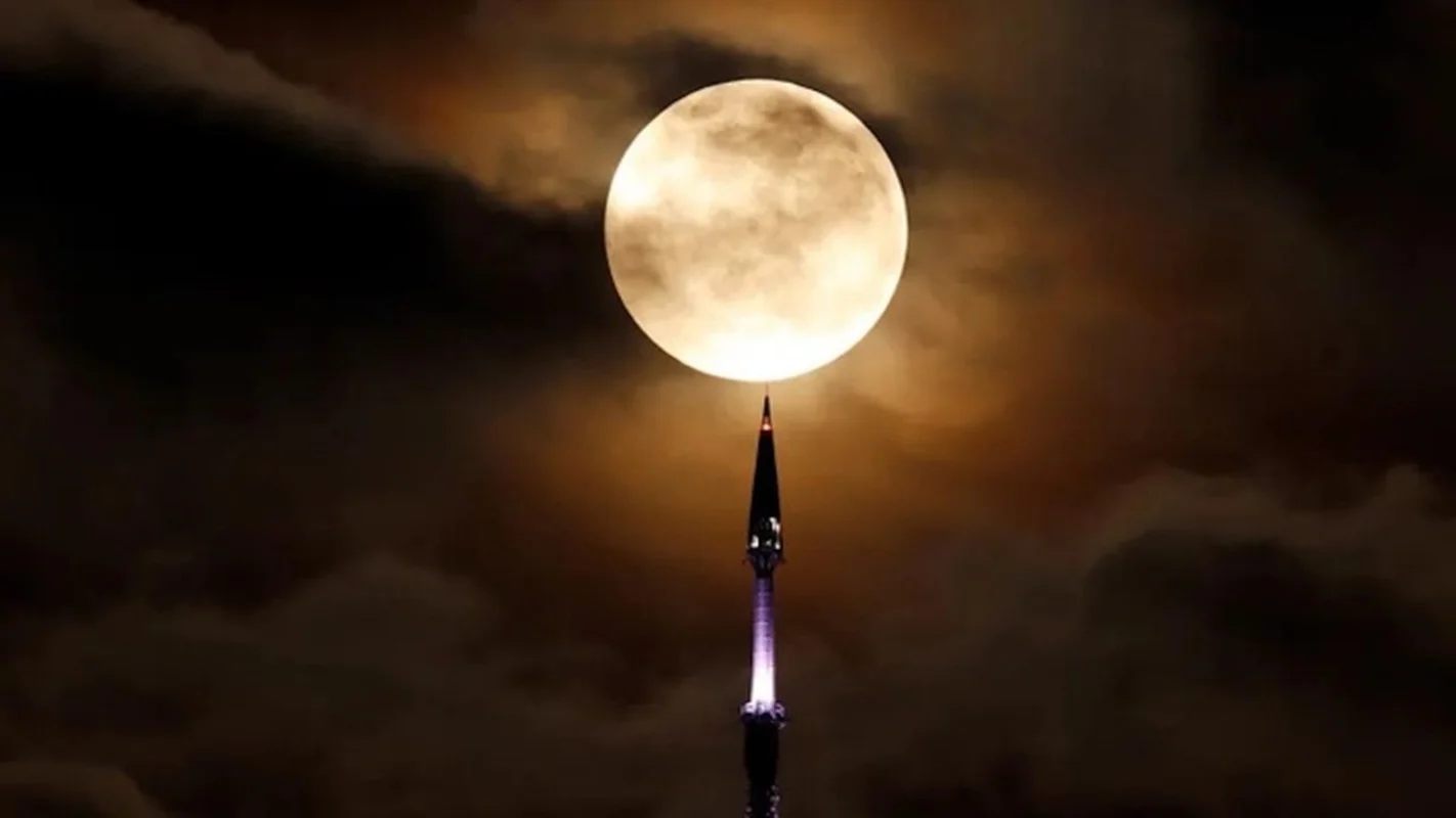 Mid-Autumn Supermoon Guide: Best Viewing Times and Tips in Vietnam