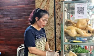 Famous 34-Year-Old Hanoi Chicken Pho Stall Sells Out Daily - image 2