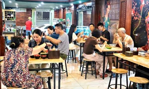Famous 34-Year-Old Hanoi Chicken Pho Stall Sells Out Daily - image 5