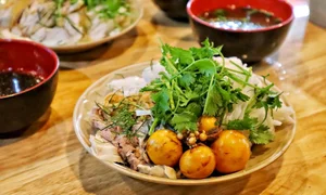 Famous 34-Year-Old Hanoi Chicken Pho Stall Sells Out Daily - image 0
