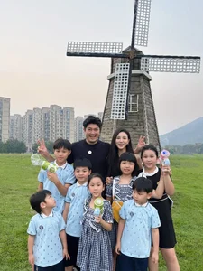 The Viral Couple Raising Seven Kids with a Massive Monthly Budget - image 1