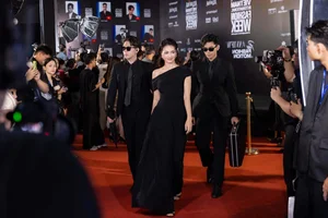 Vietnamese Celeb Roundup: Phi Hung Addresses Marriage Rumors and Emotional Farewells - image 18