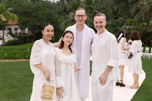 Vietnamese Celeb Roundup: Phi Hung Addresses Marriage Rumors and Emotional Farewells - image 24
