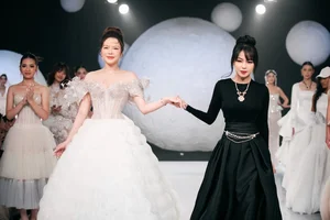 Thai Superstar Mai Davika Sparks Excitement alongside Vietnamese Celebrities - image 8
