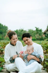 Lam Truong Surprised by Fans with Creative Strawberry Bouquet Gift - image 7