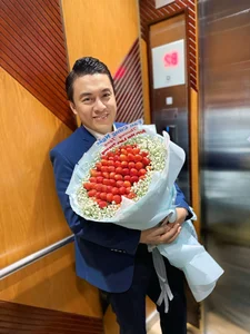 Lam Truong Surprised by Fans with Creative Strawberry Bouquet Gift - image 6