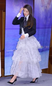 Jeon Ji Hyun Shines with Elegant High-End Party Fashion - image 8