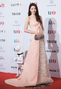 Jeon Ji Hyun Shines with Elegant High-End Party Fashion - image 4