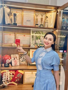 V-Biz Highlights: Actress Bao Thanh Displays Prestigious Awards and Miss Khanh Van Announces Surprise Engagement - image 6