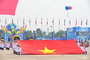 Spectacular Aerial Displays and Flare Launches at the Vietnam International Defense Expo 2024 - image 0