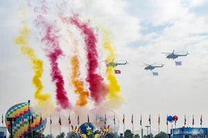 Spectacular Aerial Displays and Flare Launches at the Vietnam International Defense Expo 2024 - image 6