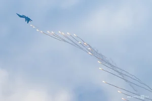 Spectacular Aerial Displays and Flare Launches at the Vietnam International Defense Expo 2024 - image 1