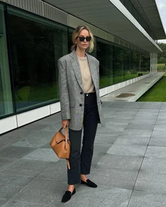 10 Elegant Ways to Style Flat Shoes According to Blogger Anouk Yve - image 1