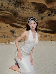 Wyn Anh Showcases Stunning Beach Style in Latest Summer Bikini Collection - image 1