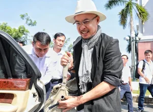 The Secrets Behind Coffee King Dang Le Nguyen Vu’s Iconic Scarf and Brand Aesthetics - image 9