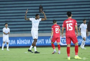 Giant on the Pitch: The Rise of the 2-Meter Striker in Vietnam’s National Super Cup - image 4