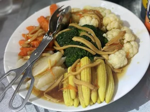 Inside the Luxurious Multi-Style Wedding Menu of Doan Van Hau and Doan Hai My - image 9