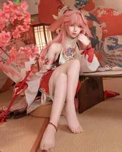 99+ Bold and Seductive Yae Miko Cosplay Images from Genshin Impact - image 36