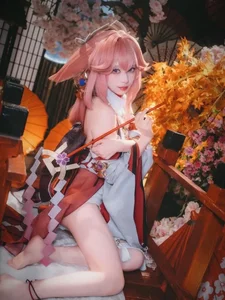 99+ Bold and Seductive Yae Miko Cosplay Images from Genshin Impact - image 17