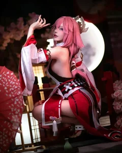 99+ Bold and Seductive Yae Miko Cosplay Images from Genshin Impact - image 7