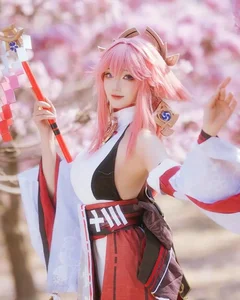 99+ Bold and Seductive Yae Miko Cosplay Images from Genshin Impact - image 9
