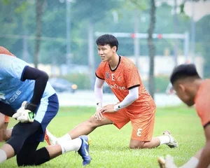 Inside the Luxurious Life of Footballer Que Ngoc Hai and His Wife - image 3