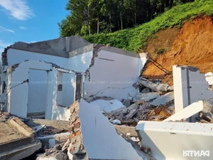 Dan Tri Newspaper Delivers Emergency Aid to Flood-Affected Family in Yen Bai - image 0