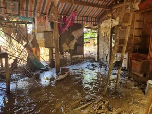 Dan Tri Newspaper Delivers Emergency Aid to Flood-Affected Family in Yen Bai - image 7