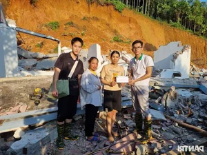 Dan Tri Newspaper Delivers Emergency Aid to Flood-Affected Family in Yen Bai - image 5
