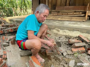 Dan Tri Newspaper Delivers Emergency Aid to Flood-Affected Family in Yen Bai - image 3