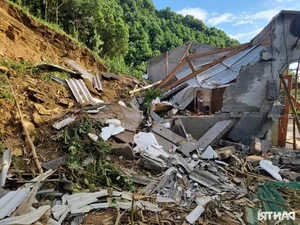 Dan Tri Newspaper Delivers Emergency Aid to Flood-Affected Family in Yen Bai - image 2