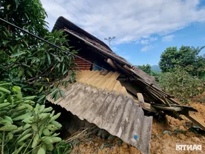Dan Tri Newspaper Delivers Emergency Aid to Flood-Affected Family in Yen Bai - image 10