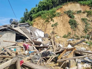 Dan Tri Newspaper Delivers Emergency Aid to Flood-Affected Family in Yen Bai - image 8
