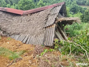 Dan Tri Newspaper Delivers Emergency Aid to Flood-Affected Family in Yen Bai - image 11