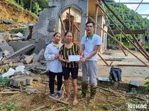 Dan Tri Newspaper Delivers Emergency Aid to Flood-Affected Family in Yen Bai - image 13