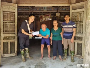 Dan Tri Newspaper Delivers Emergency Aid to Flood-Affected Family in Yen Bai - image 9