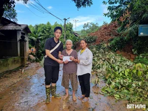 Dan Tri Newspaper Delivers Emergency Aid to Flood-Affected Family in Yen Bai - image 12