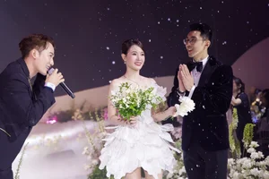 Mai Phuong Thuy and Celebrities Light Up Midu's Wedding Reception - image 9